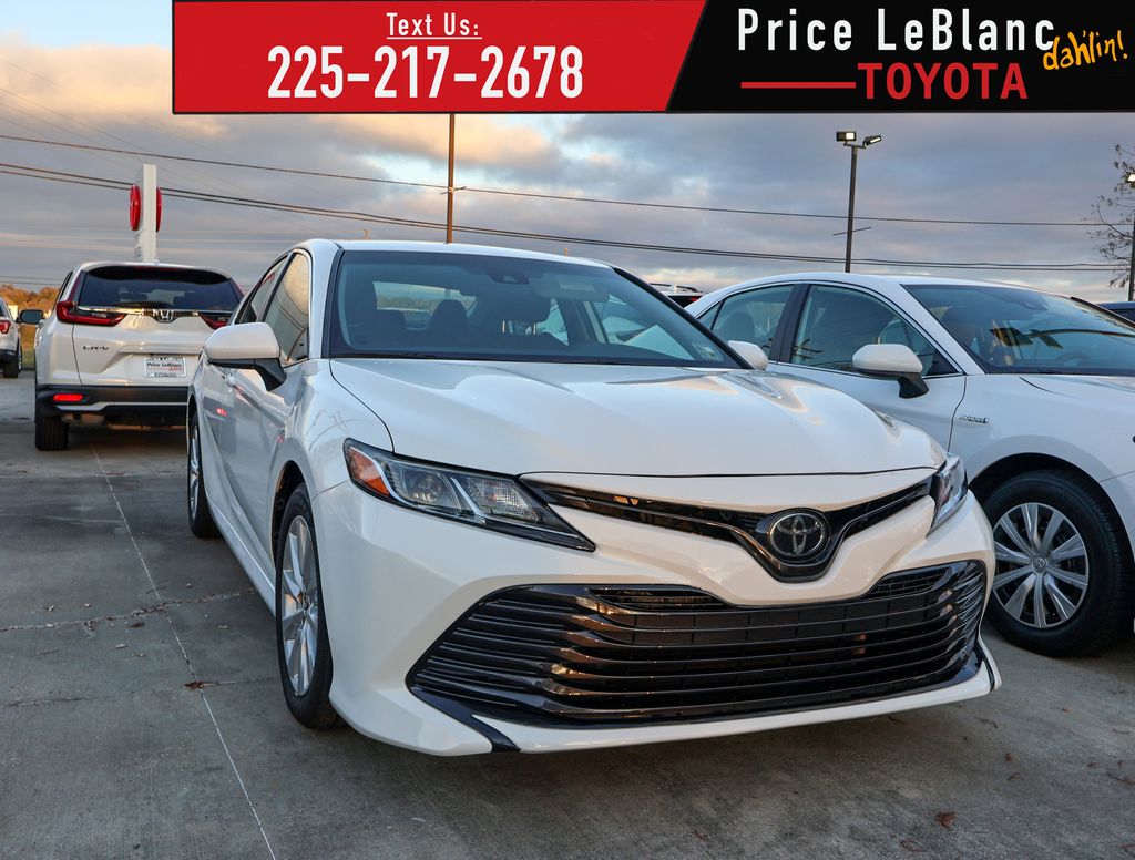 2020 Toyota Camry LE's photo