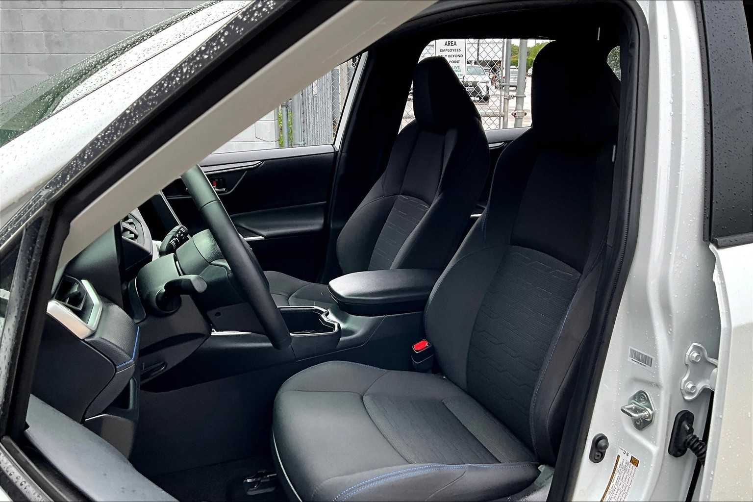 2024 Toyota RAV4 Hybrid SE photo 7