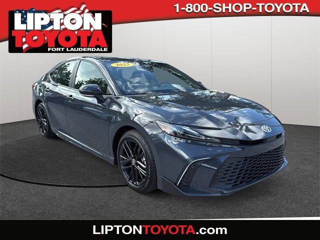 2025 Toyota Camry SE's photo