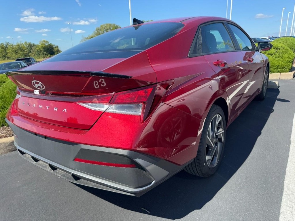 2025 Hyundai Elantra SEL Sport photo 2