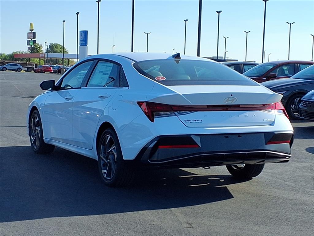 2025 Hyundai Elantra Limited photo 12