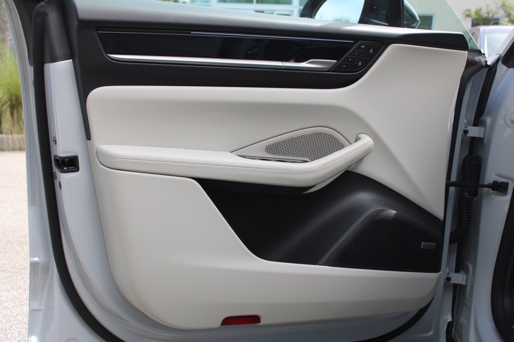 2024 Porsche Macan Electric 4 photo 17