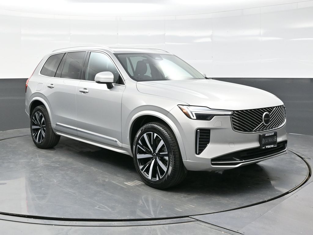 2025 Volvo XC90 Core's photo