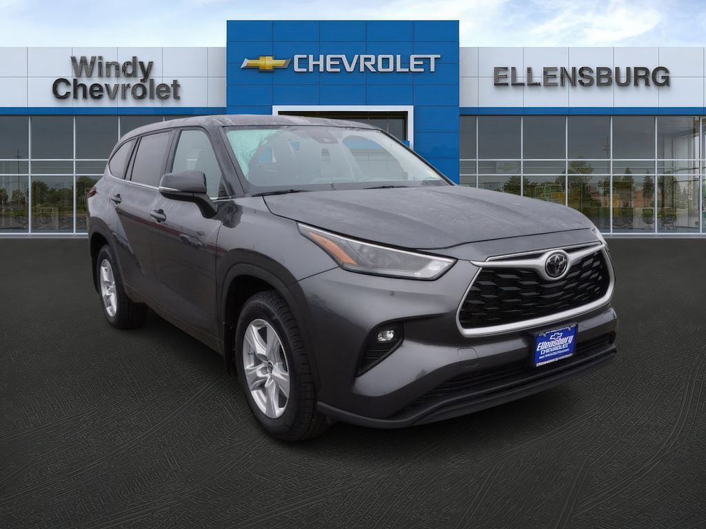 2024 Toyota Highlander LE's photo