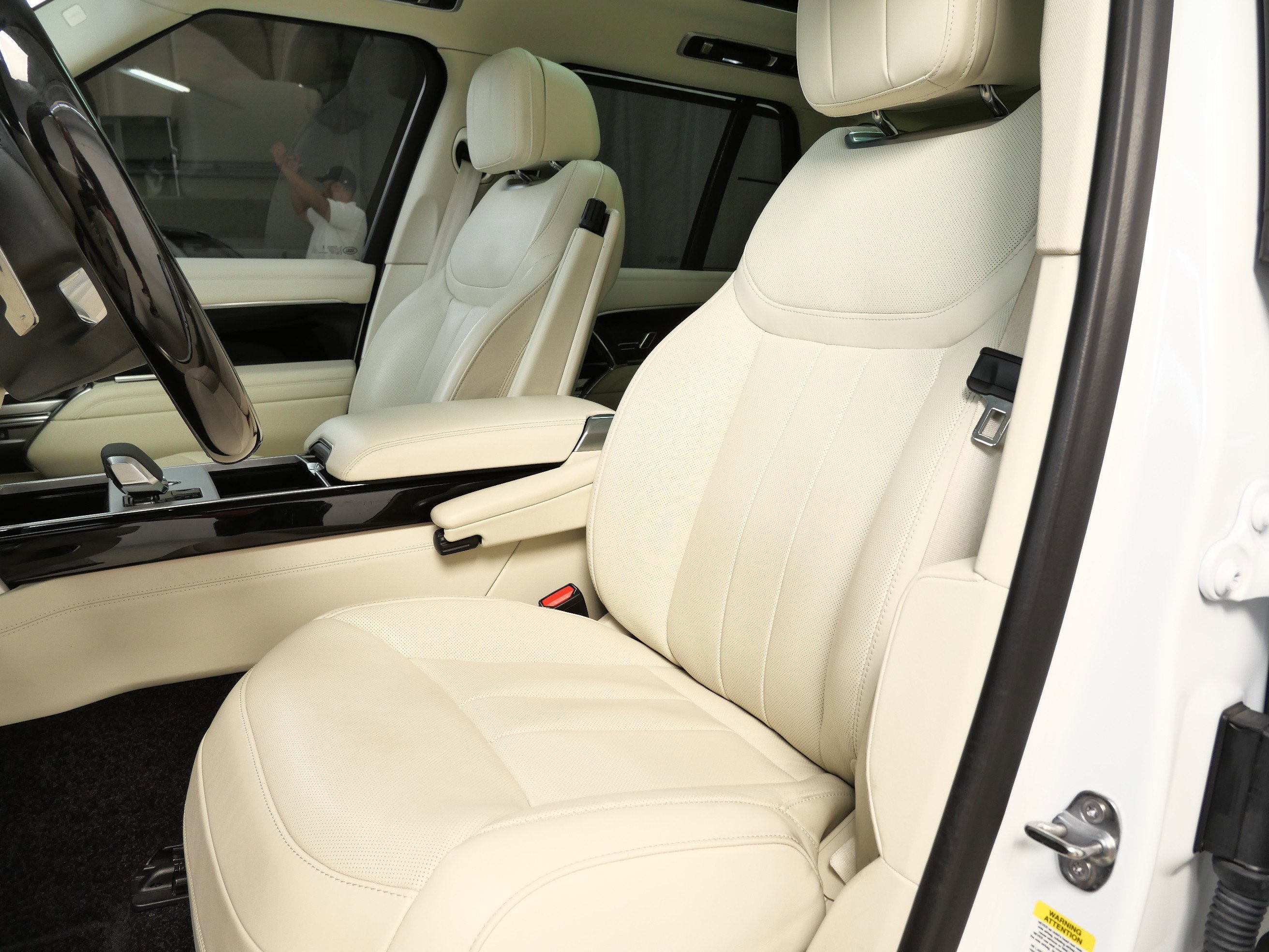 2024 Land Rover Range Rover SE photo 2