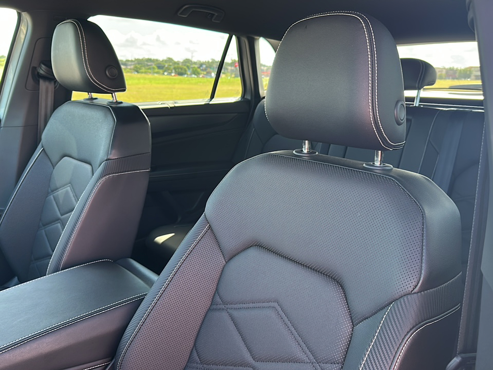 2024 Volkswagen Atlas Cross Sport SE Technology photo 2