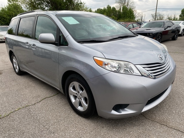 2016 Toyota Sienna LE's photo