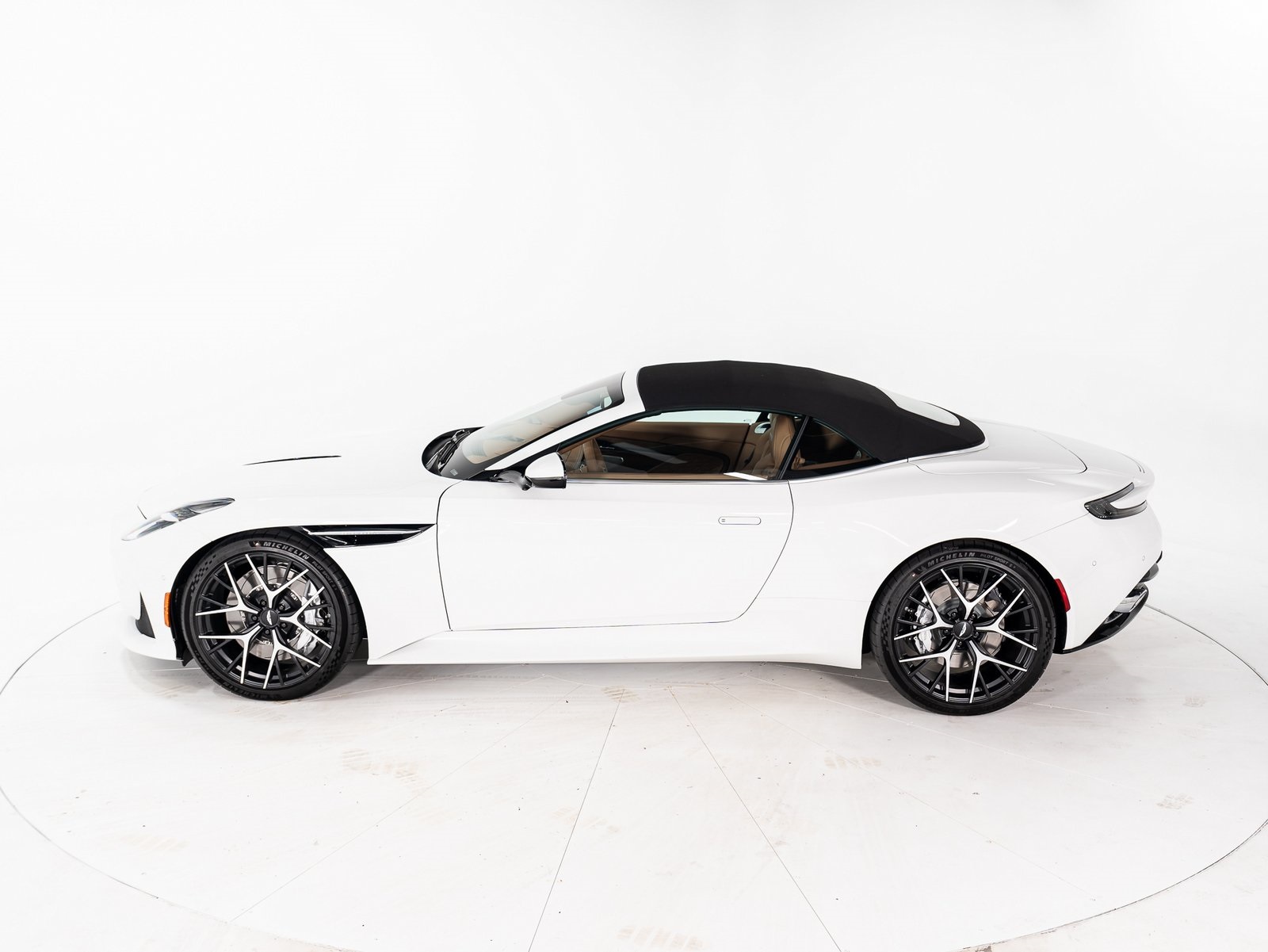 2025 Aston Martin DB12 photo 11