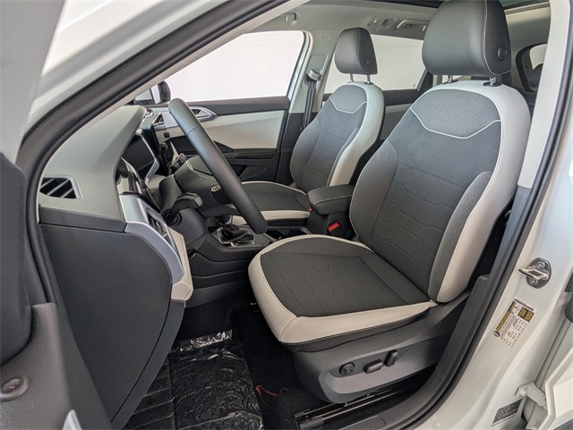 2025 Volkswagen Taos SE photo 5