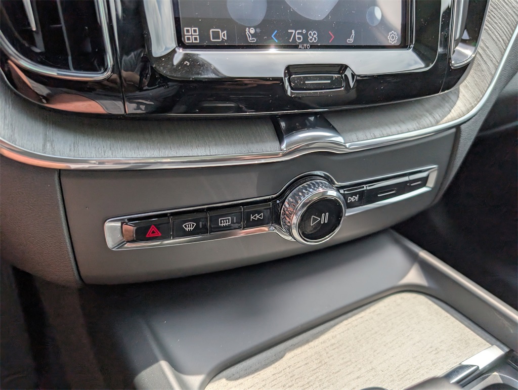 2025 Volvo XC60 T8 Plus photo 19