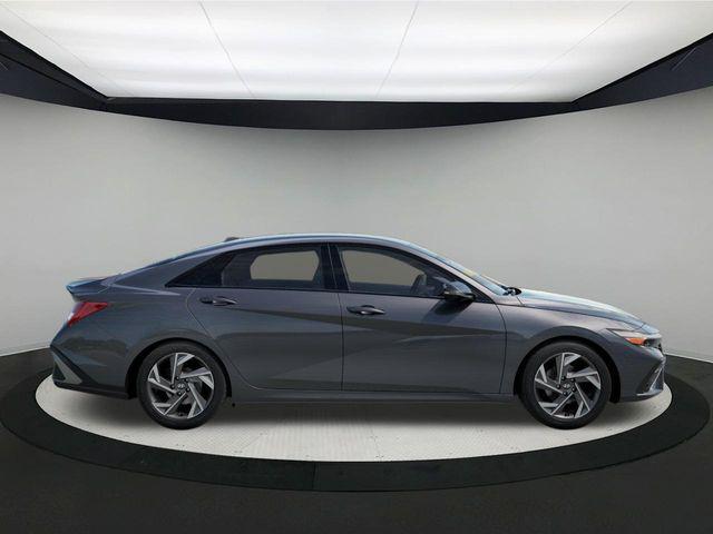2025 Hyundai Elantra SEL Sport photo 7