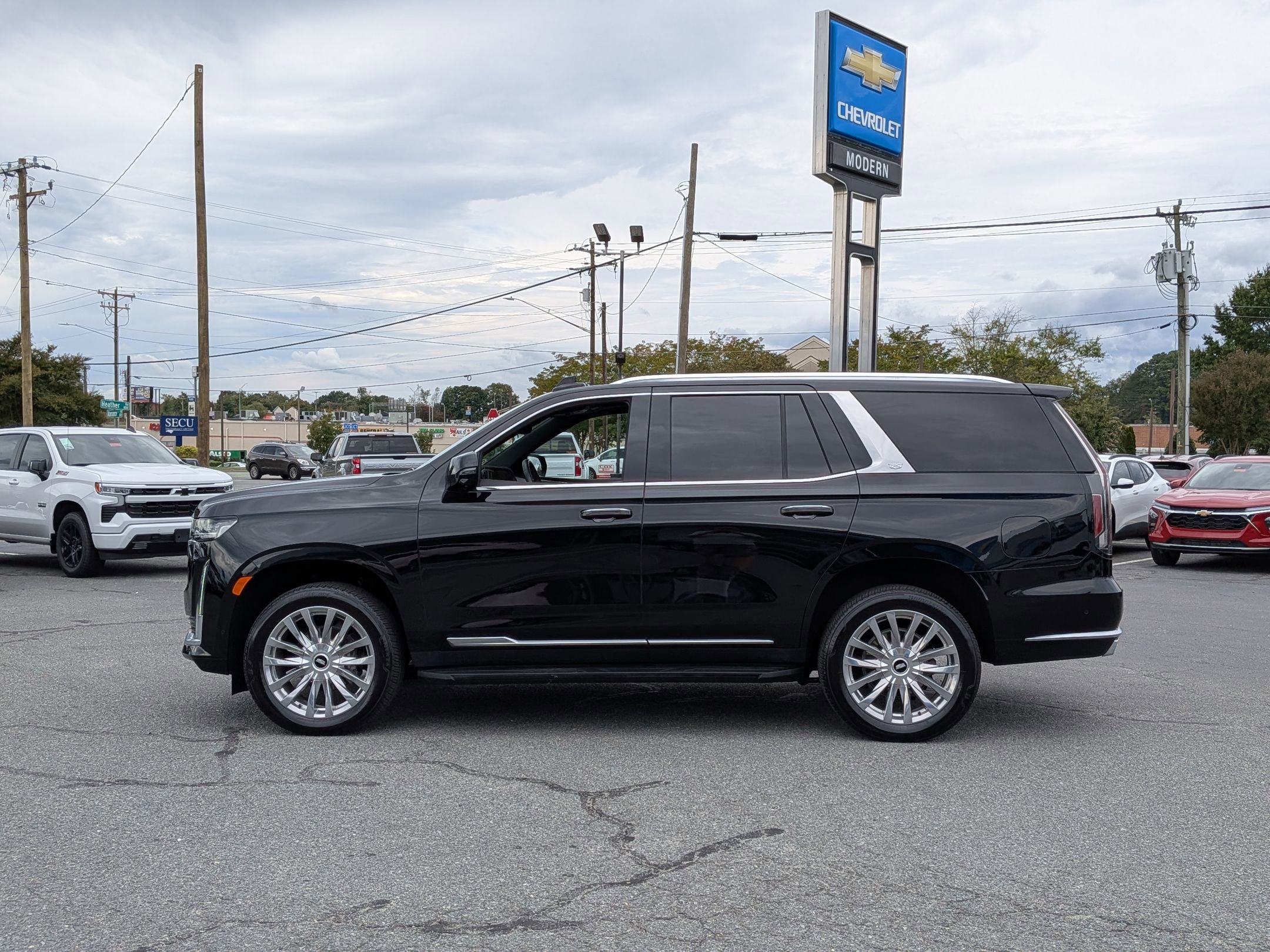 2024 Cadillac Escalade Premium Luxury photo 2