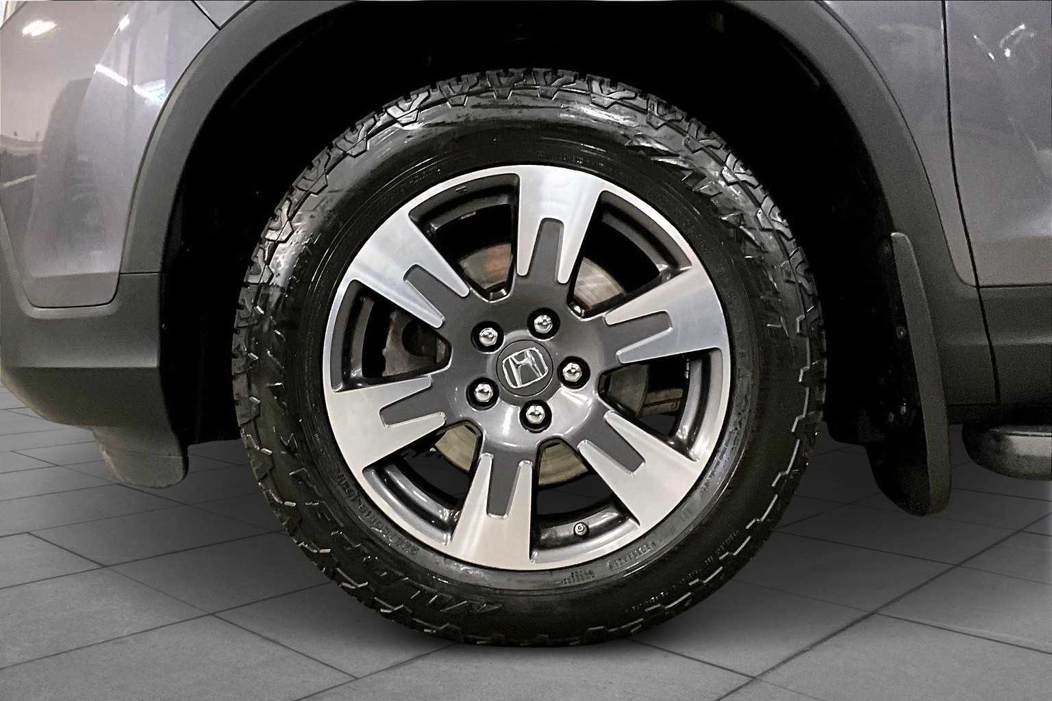 2019 Honda Ridgeline RTL-T photo 10