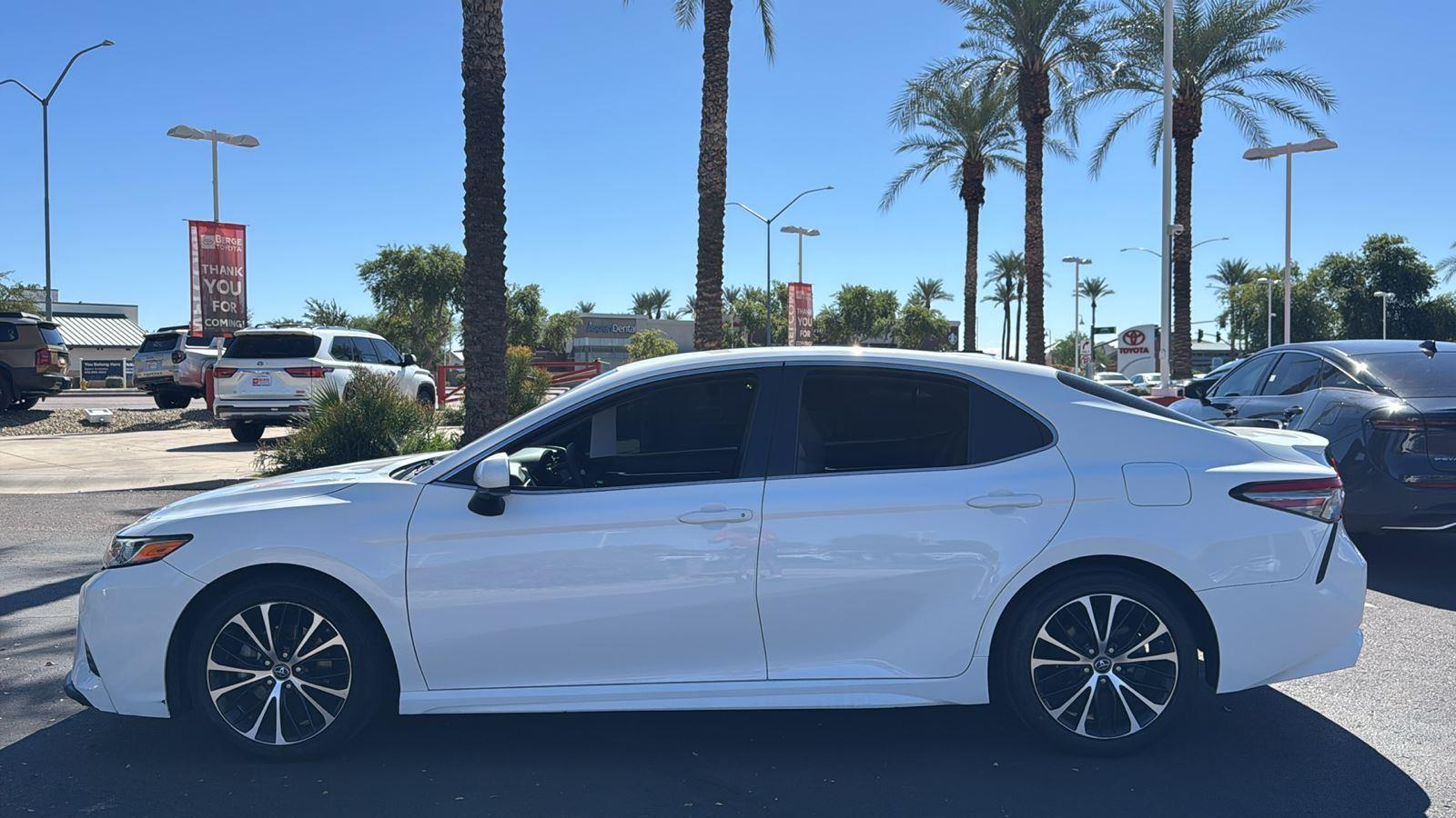 2018 Toyota Camry SE photo 4