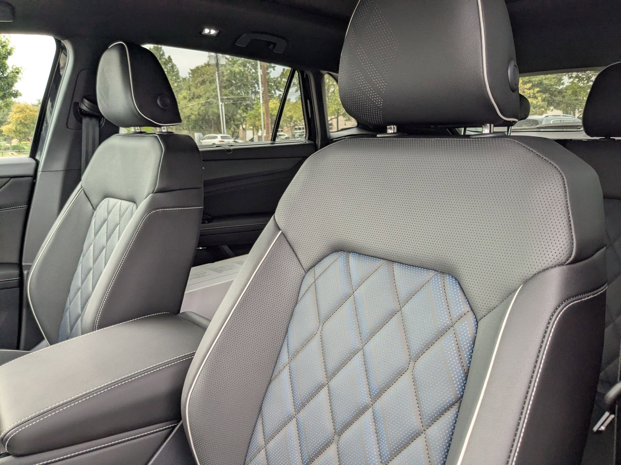 2026 Volkswagen Atlas Cross Sport SEL Premium R-Line photo 3