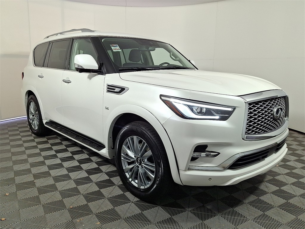 2019 Infiniti QX80 Luxe photo 3