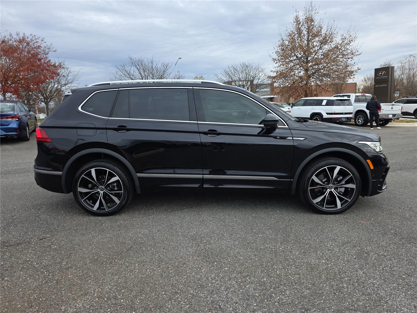 2024 Volkswagen Tiguan SEL R-Line Black photo 2