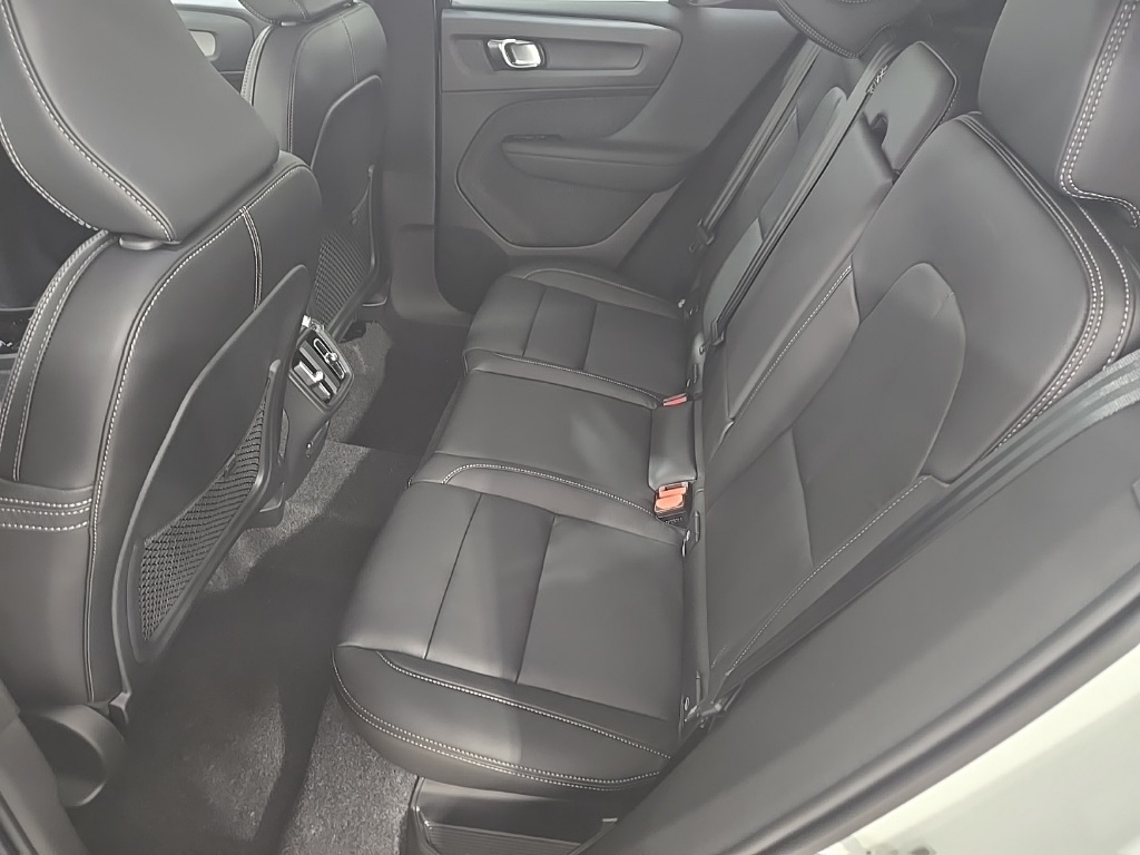 2026 Volvo XC40 Plus photo 20