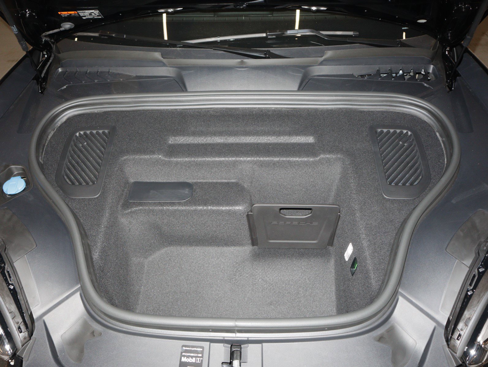 2025 Porsche Macan Electric 4 photo 14