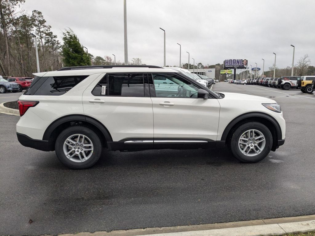 2025 Ford Explorer photo 3