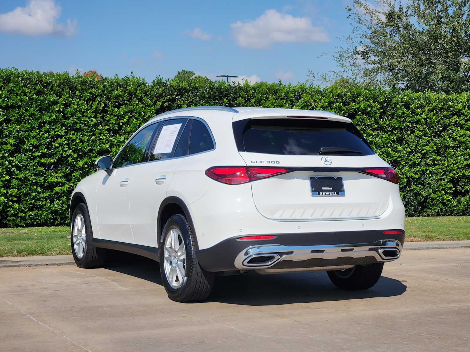 2025 Mercedes Benz GLC 300 photo 2