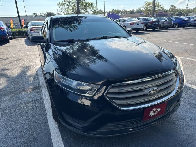 2017 Ford Taurus SE photo 2