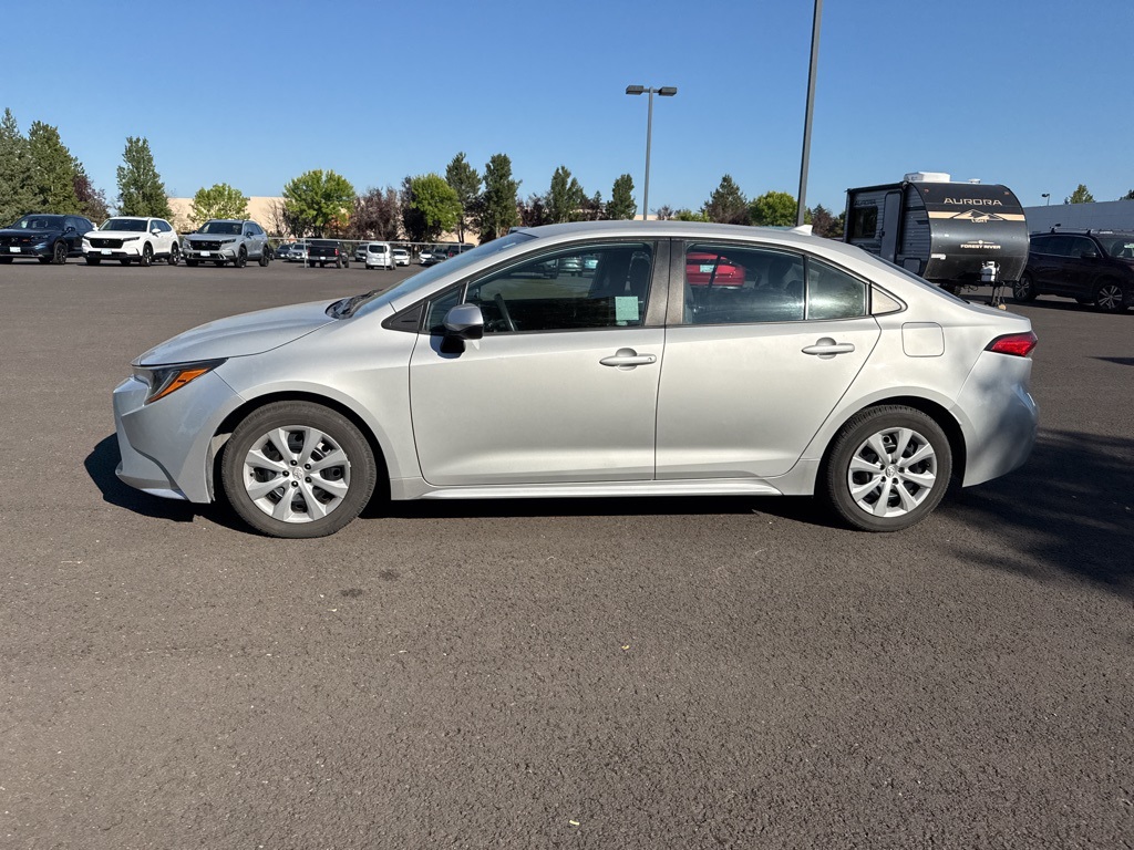 2021 Toyota Corolla LE photo 3