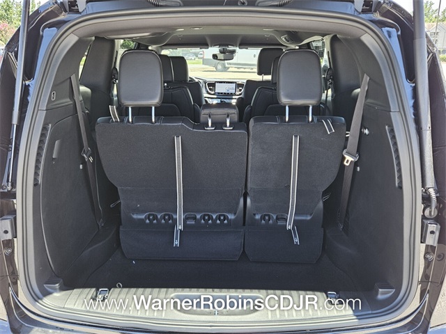 2025 Chrysler Voyager LX photo 11