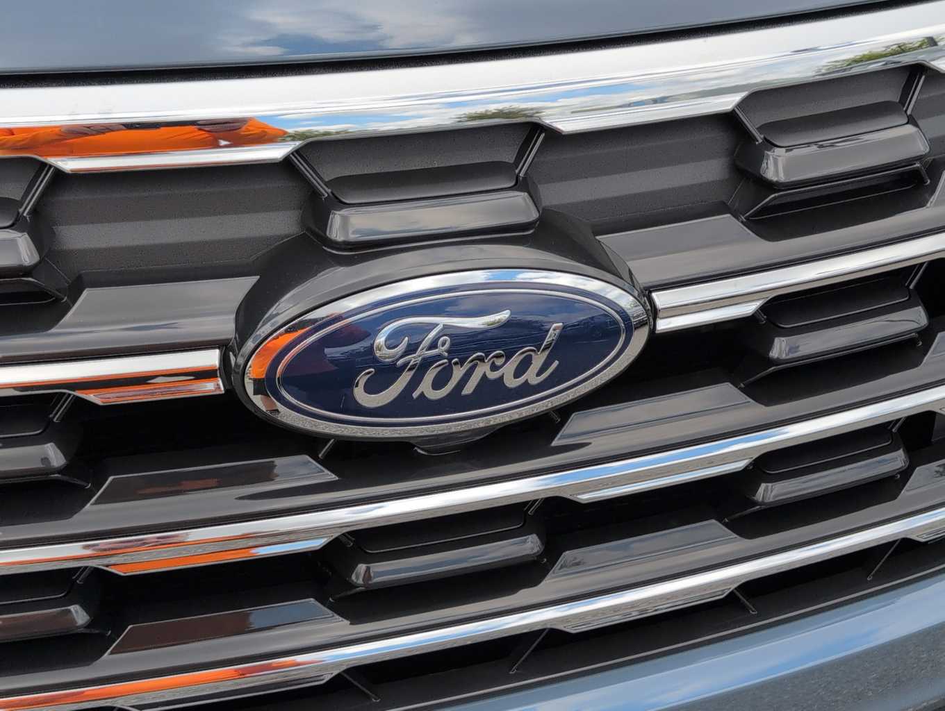 2025 Ford Explorer photo 4