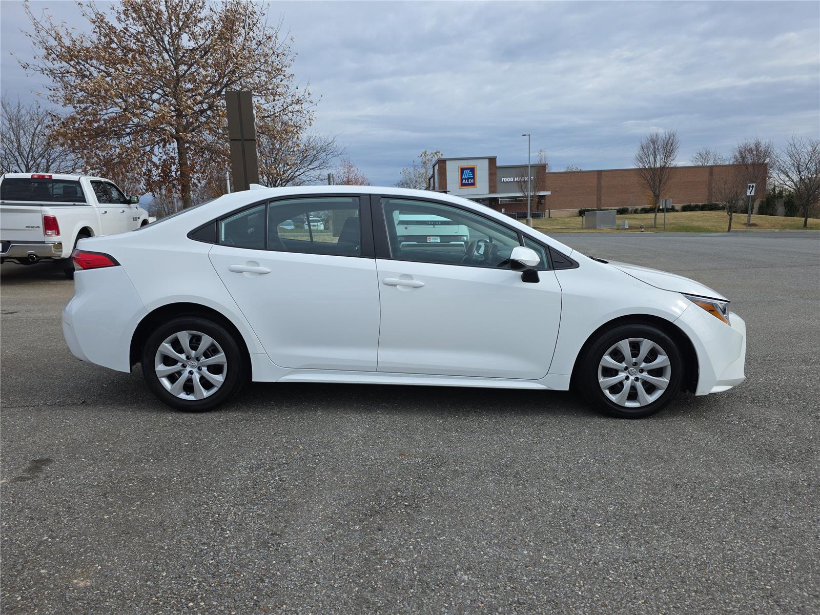 2023 Toyota Corolla LE photo 2