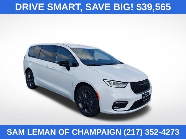 2026 Chrysler Pacifica Select's photo