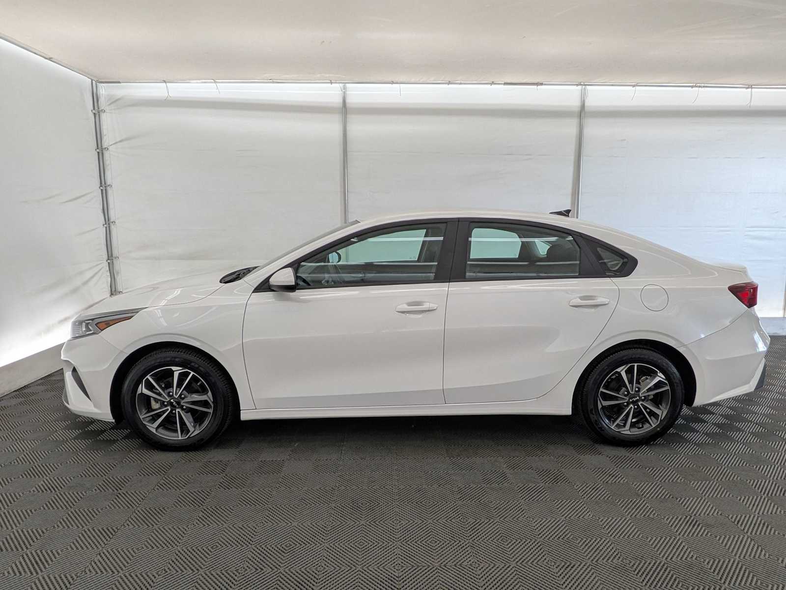 2024 Kia Forte LXS photo 3