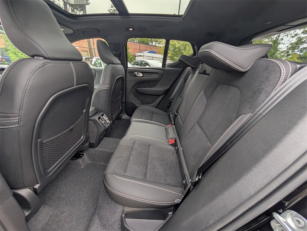 2026 Volvo XC40 AWD photo 4