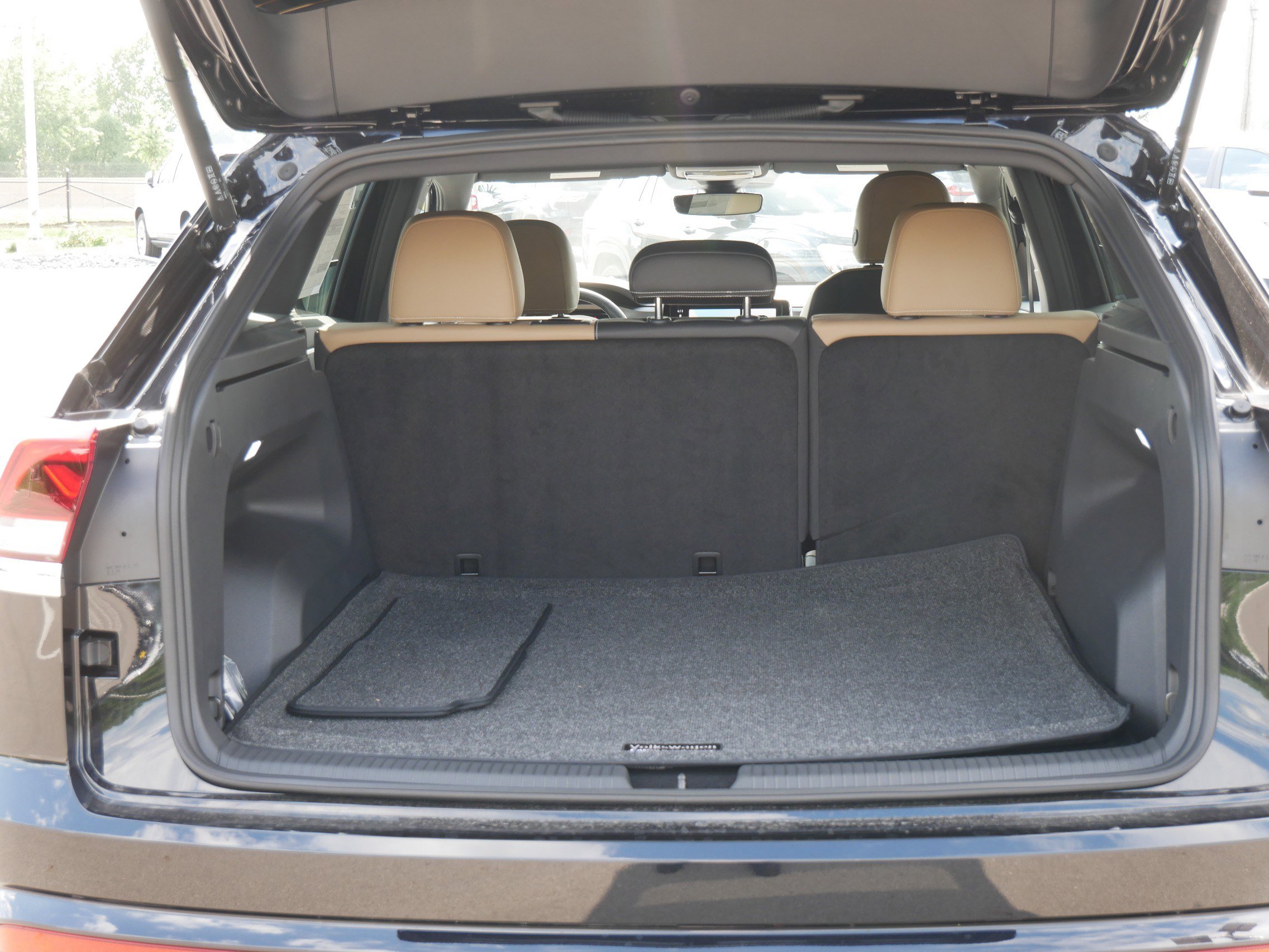 2025 Volkswagen Atlas SEL R-Line photo 2