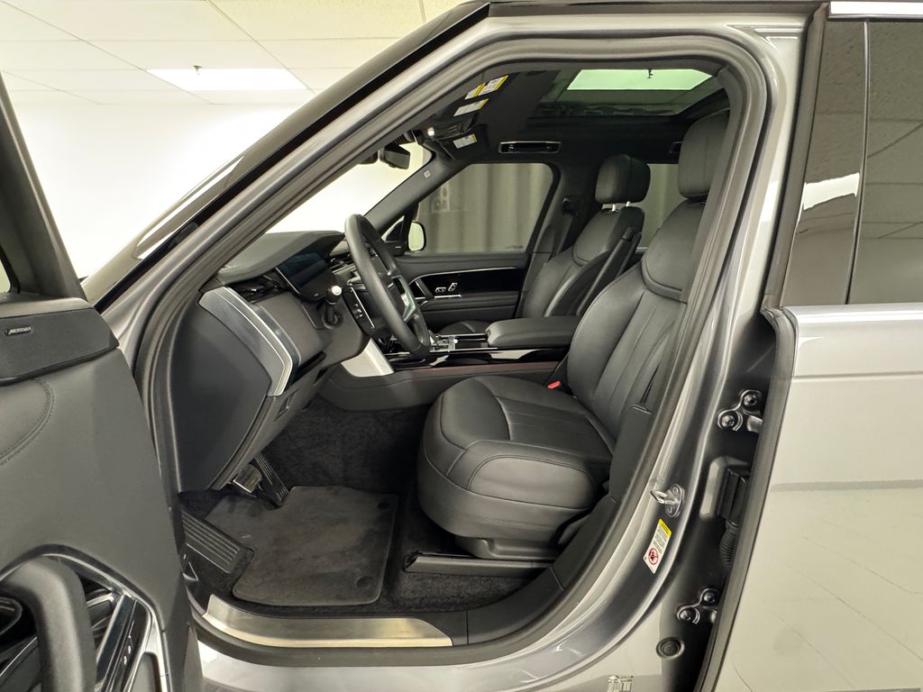 2023 Land Rover Range Rover SE photo 8