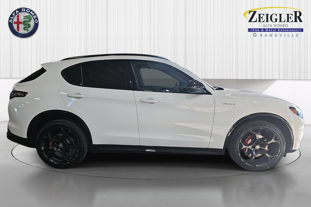 2025 Alfa Romeo Stelvio Sprint Base photo 3