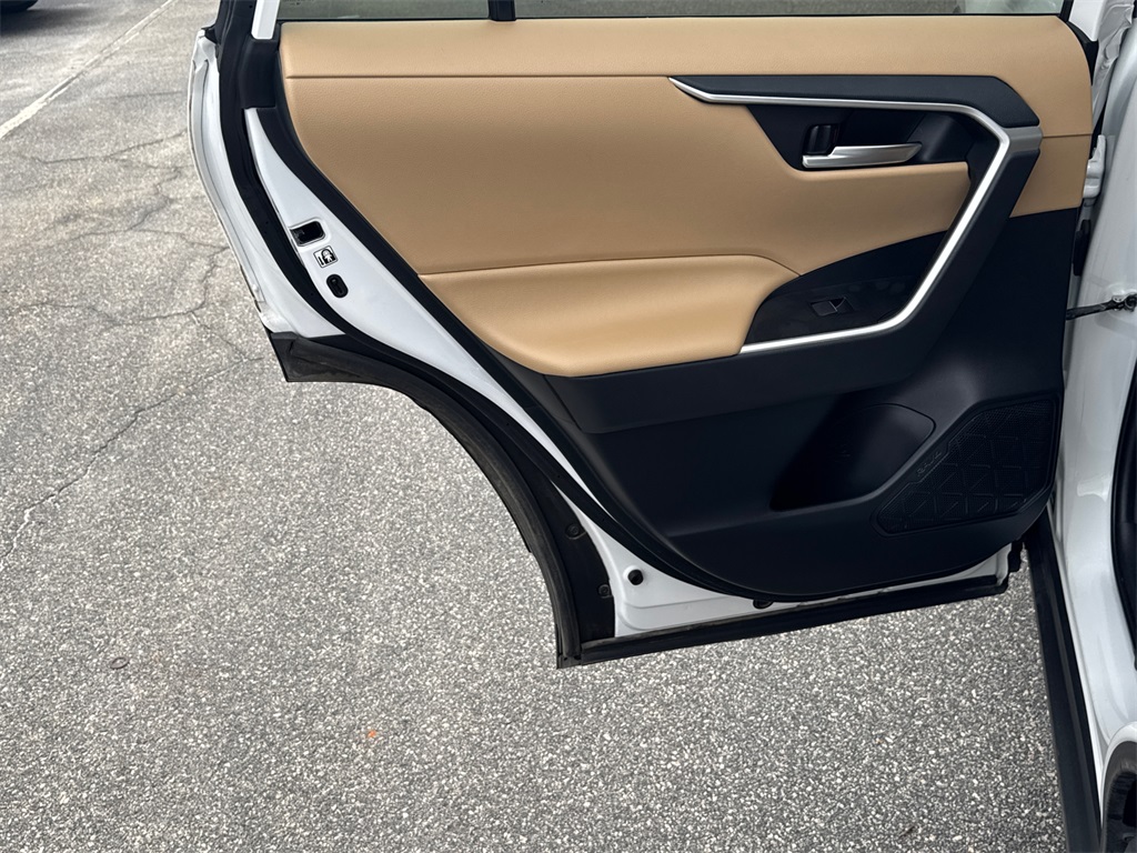 2019 Toyota RAV4 XLE Premium photo 20