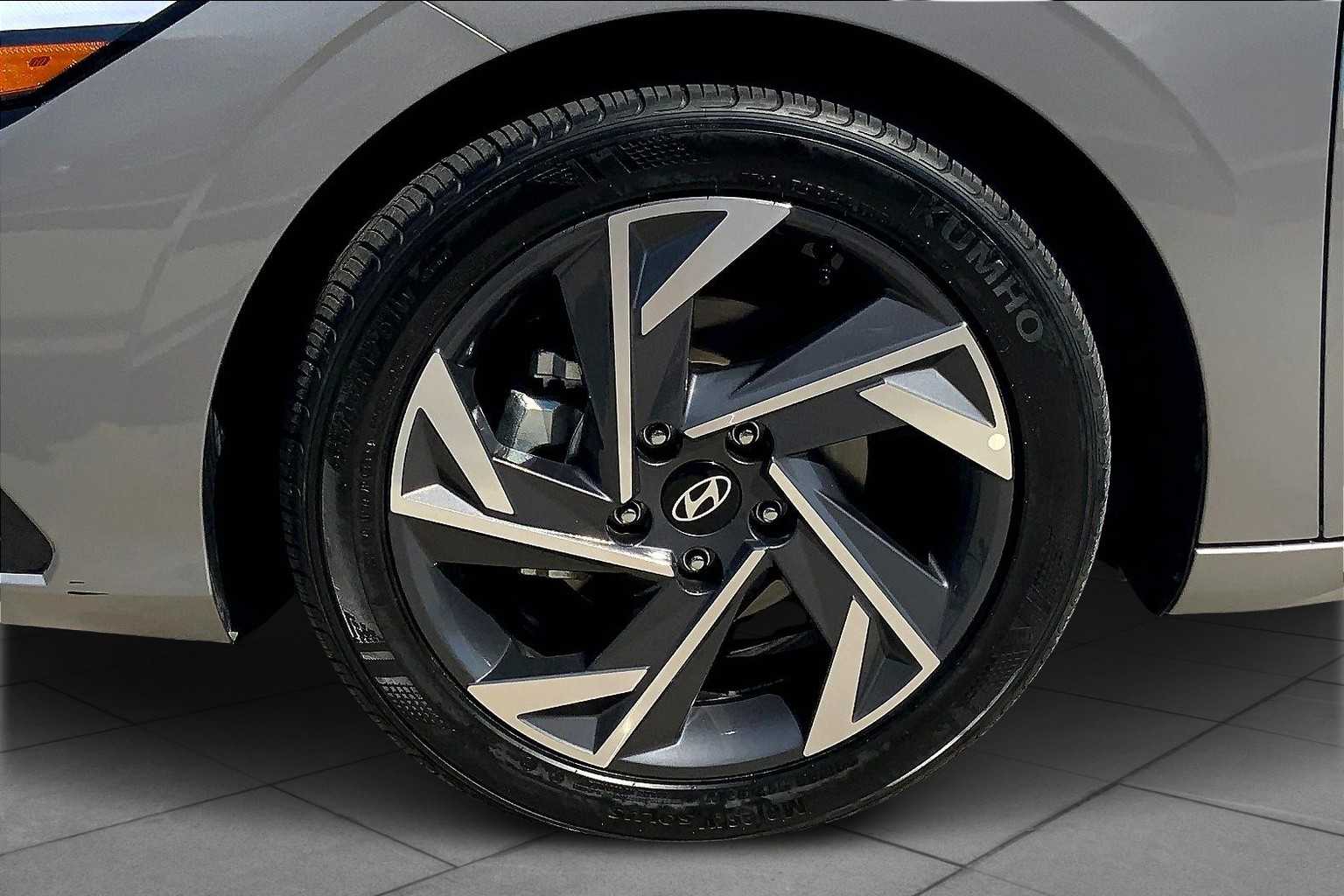 2025 Hyundai Elantra SEL Convenience photo 9
