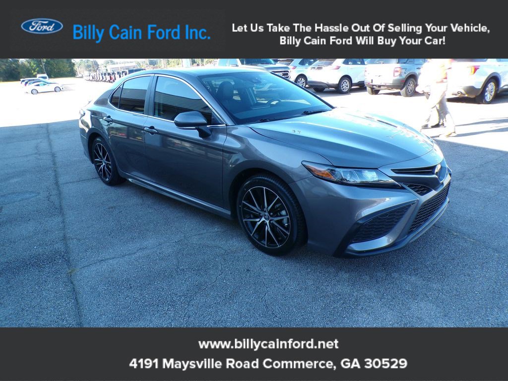 2023 Toyota Camry SE's photo