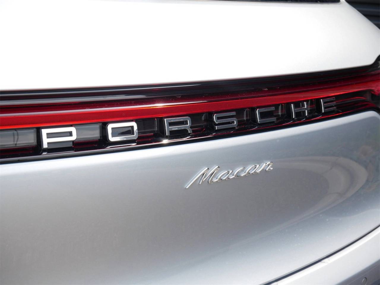 2025 Porsche Macan Base photo 25