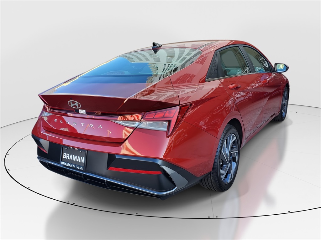 2025 Hyundai Elantra SEL Convenience photo 3