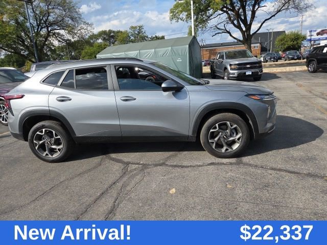 2025 Chevrolet Trax LT photo 2