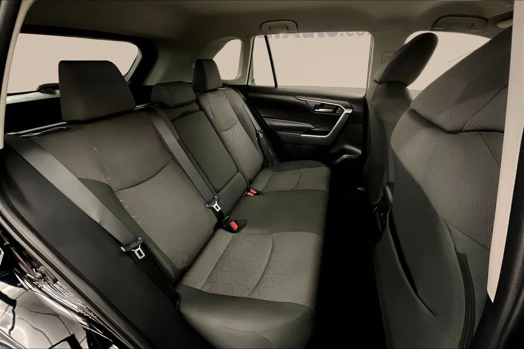 2024 Toyota RAV4 XLE photo 24