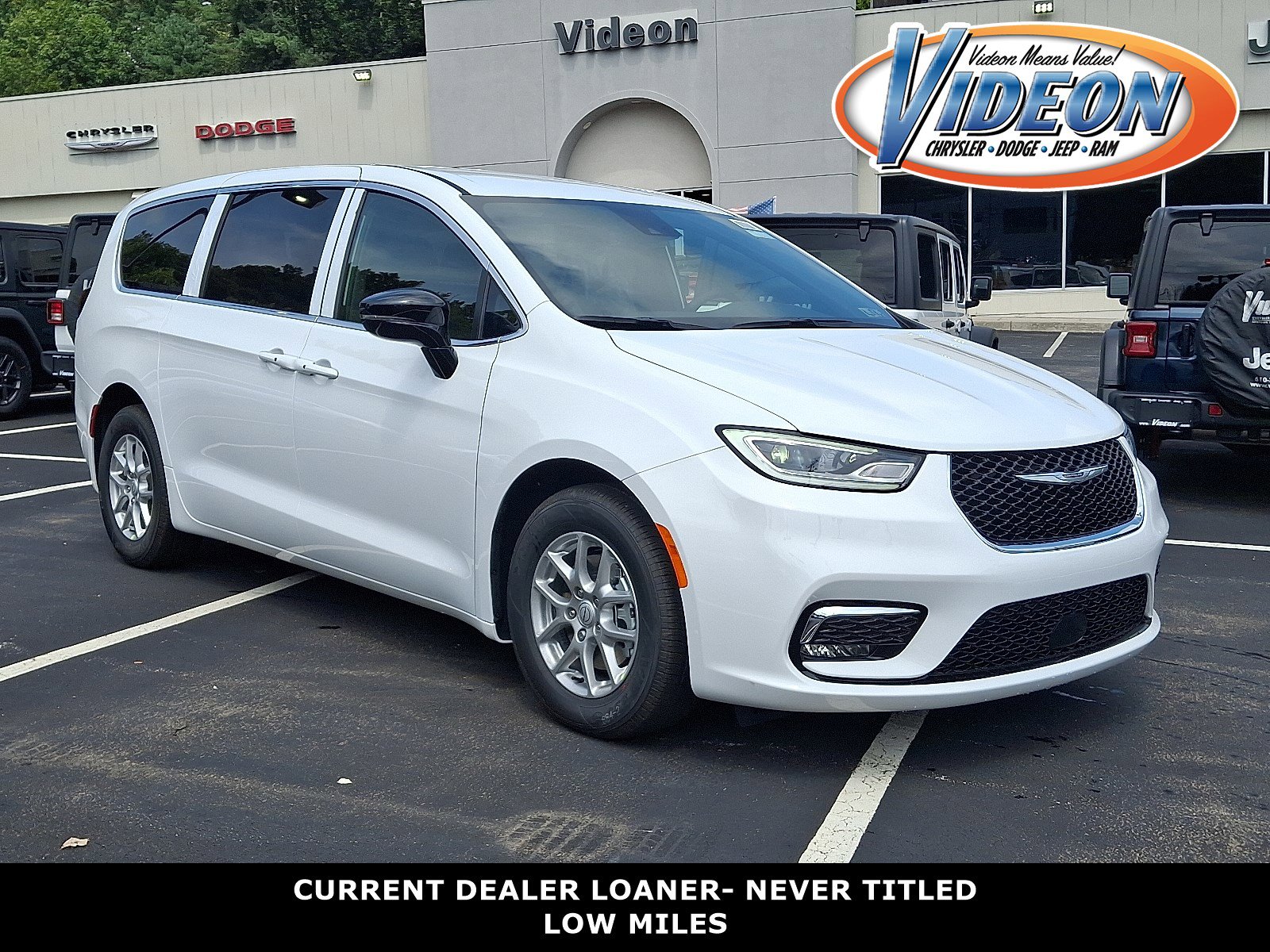 2026 Chrysler Pacifica Select's photo