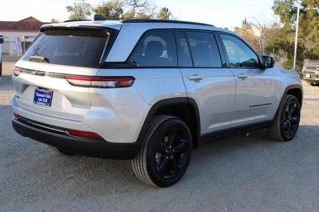 2025 Jeep Grand Cherokee Altitude photo 4
