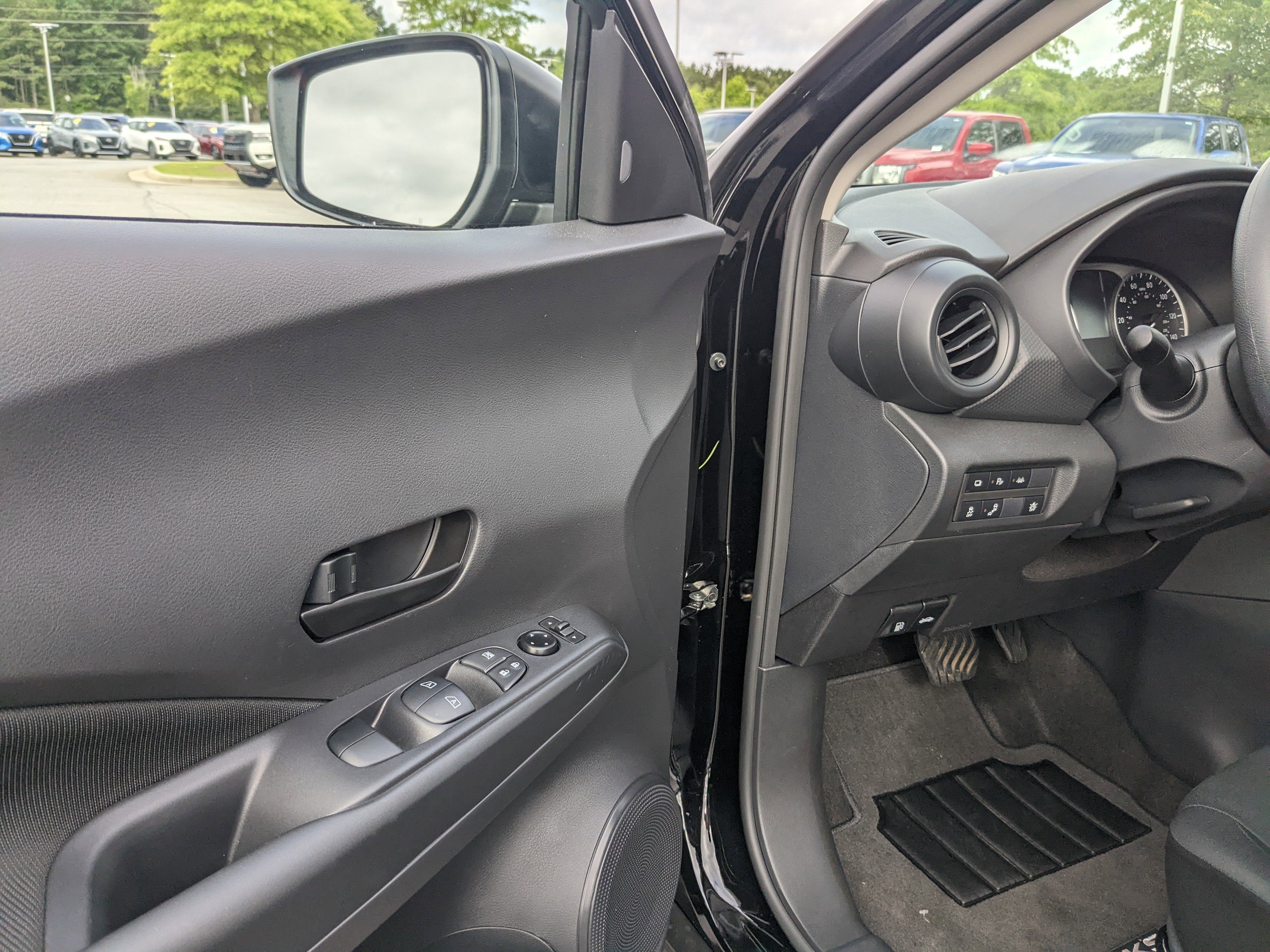 2025 Nissan Kicks Play S photo 7