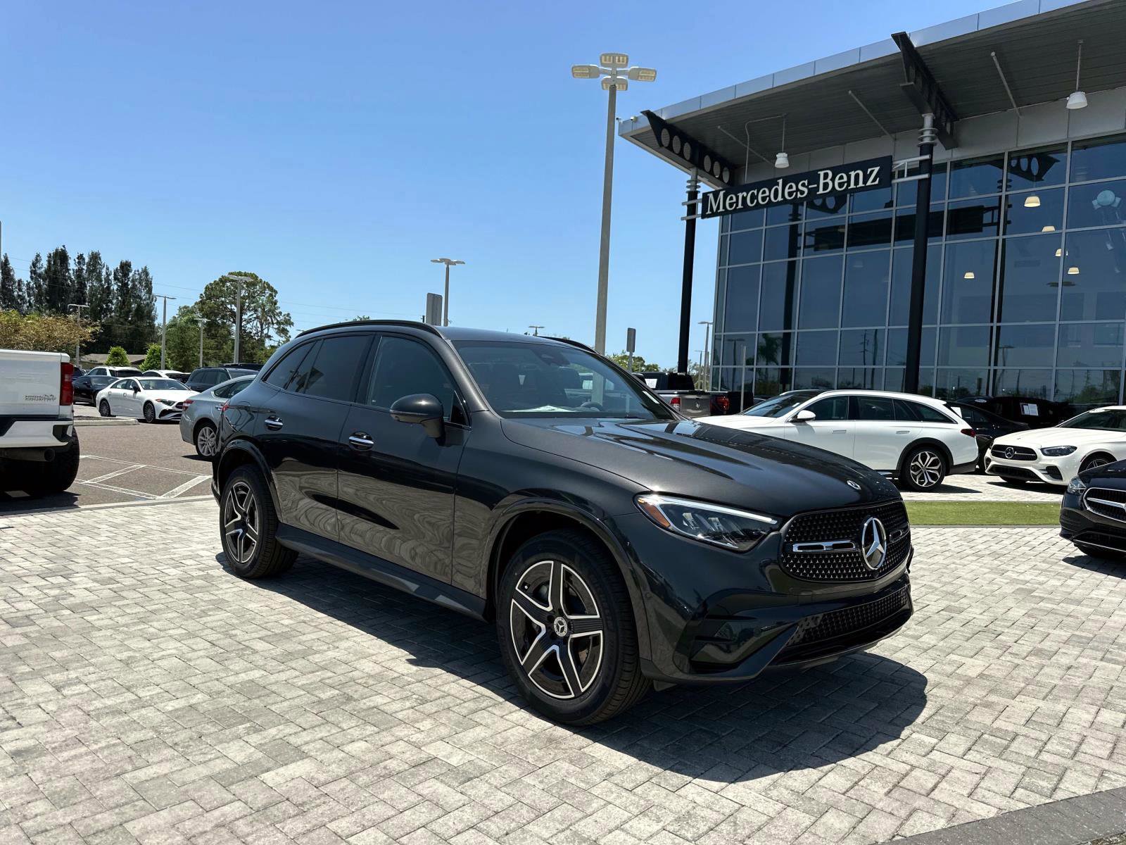 2025 Mercedes Benz GLC 300 photo 2