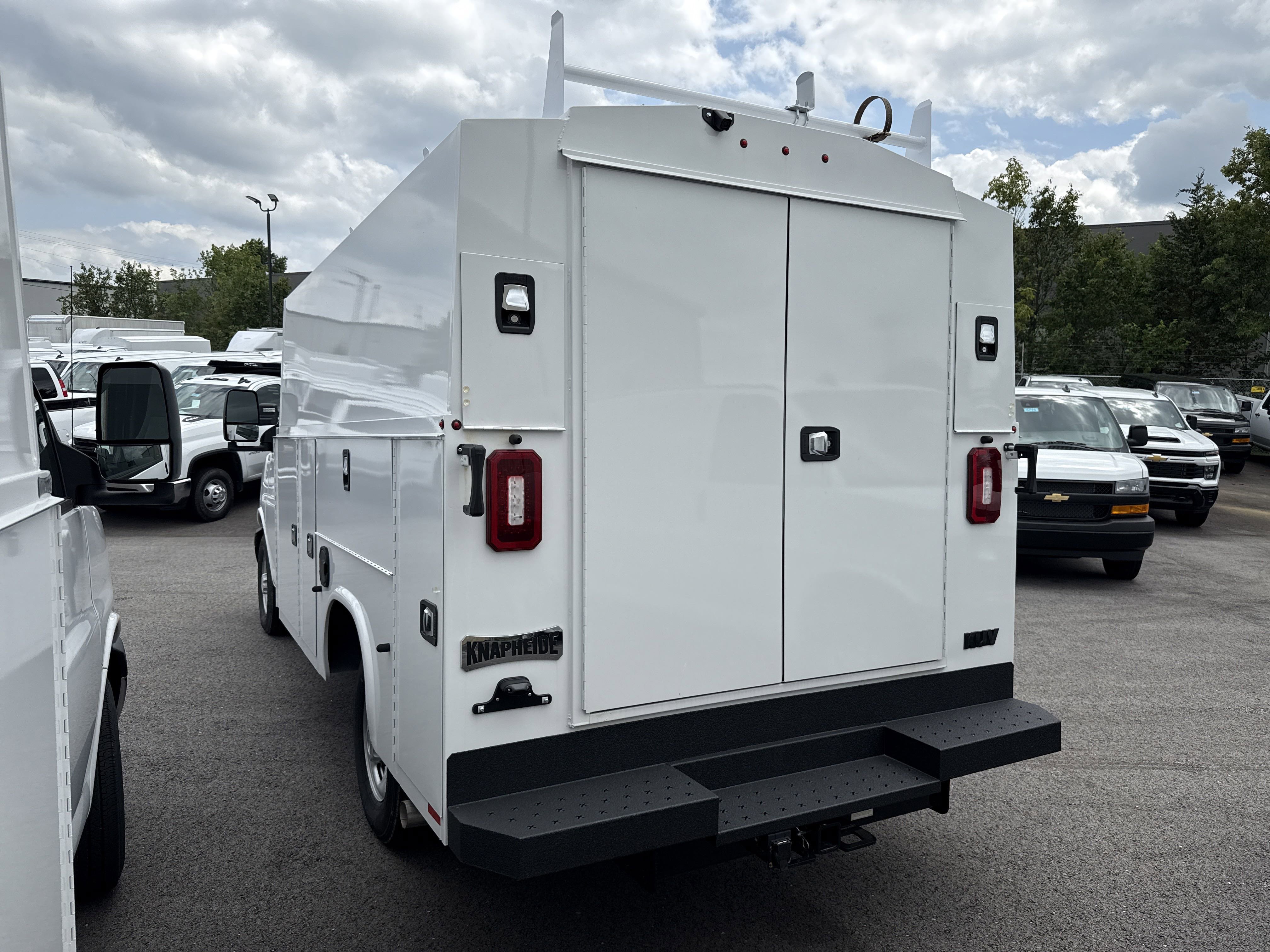 2025 Chevrolet Express Cutaway 3500 photo 2