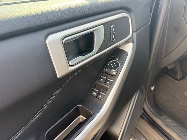 2023 Ford Explorer XLT photo 10