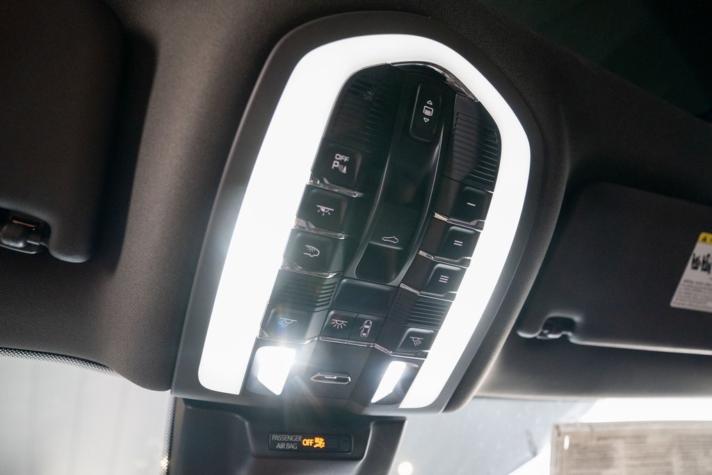 2025 Porsche Macan Base photo 26